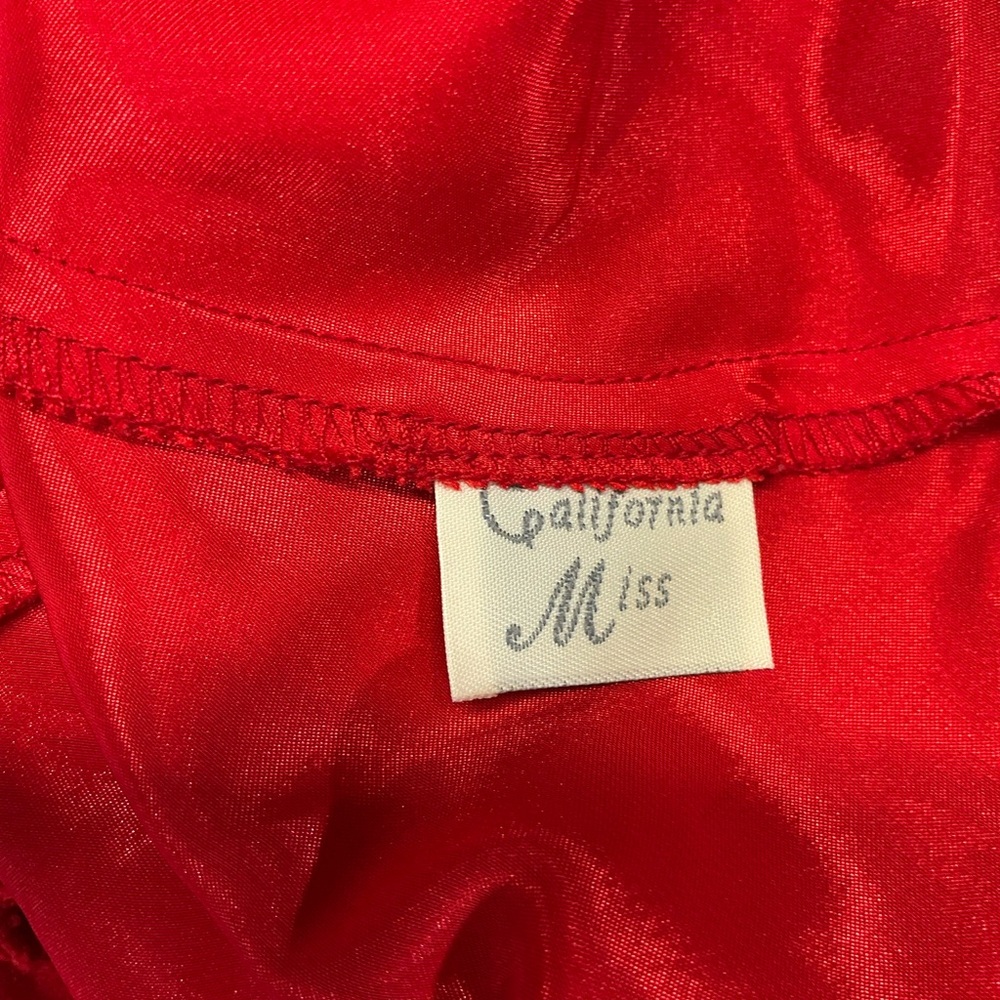 Elegant Red Satin Nightgown - Picture 5 of 5